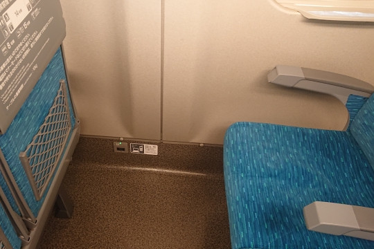 誰も座っていない新幹線の座席