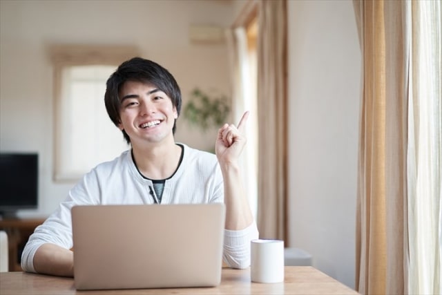 ウィークリーマンションでテレワークをする男性