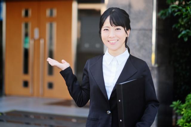 案内する女性スタッフ